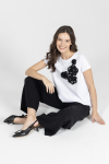 Biały t-shirt z czarnymi naszywanymi kwiatami