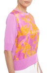 Różowy sweter w orientalny print 