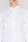 Biała koszula ze stójką z motywem kwiatowym