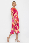 Sukienka w kolorowy print z wiązaniem w talii