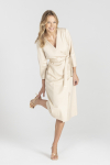 Beigefarbenes elegantes Kleid mit Bindeband in der Taille
