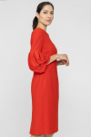 Czerwona prosta sukienka ze spektakularnymi rękawami