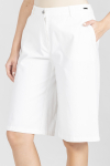 Białe krótkie spodnie