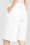 Białe krótkie spodnie