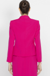 Kurzer eleganter Blazer in einem Magenta-Ton