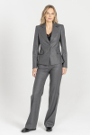 Grauer taillierter Blazer