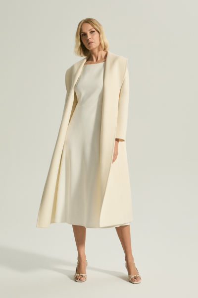 Biały elegancki płaszcz