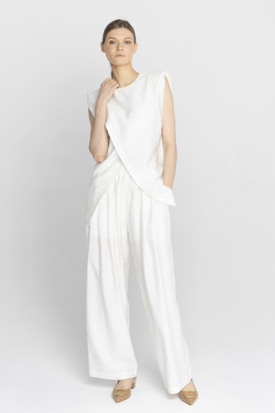 Bluzka bez rękawów w kolorze kremowej bieli