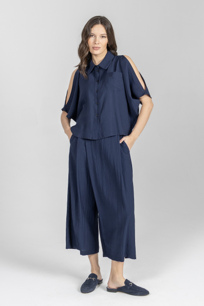 Bluzka z rozcięciami na rękawach w kolorze granatowym