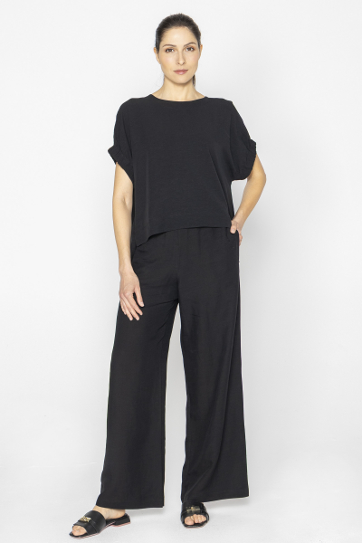  Black loose-fitting pants with an elastic waistband