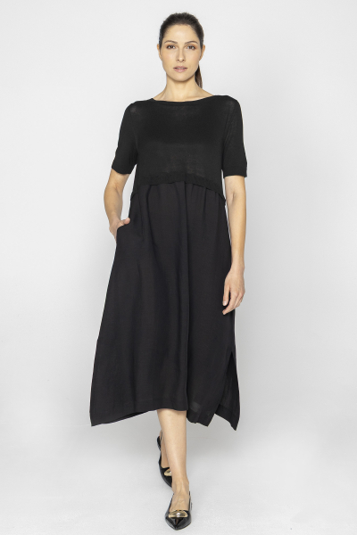 Czarna sukienka łącząca lekką dzianinową górę