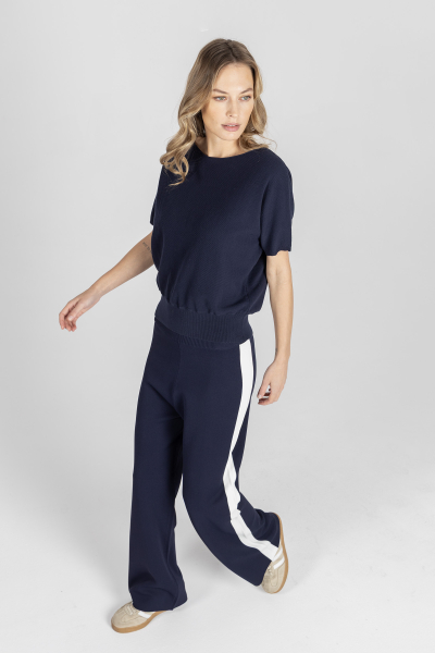 Granatowy sweter z dekoltem w łódkę