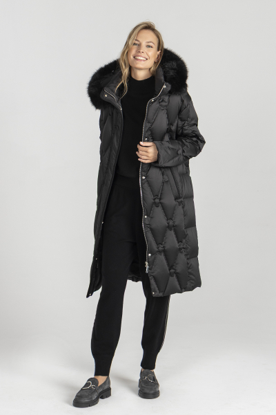 Czarna kurtka puchowa z ozdobnym pikowaniem