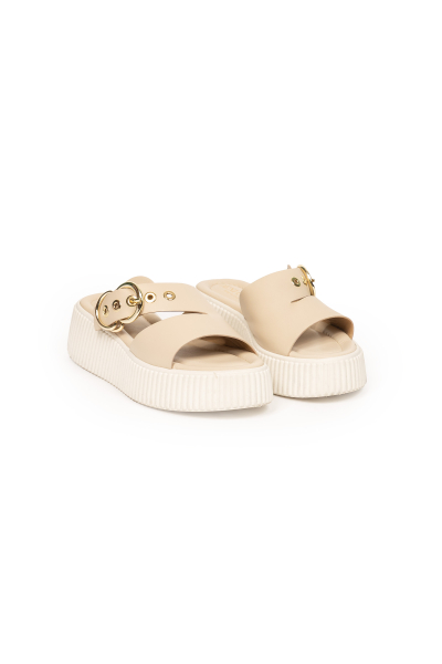 Klapki w kolorze beżowym