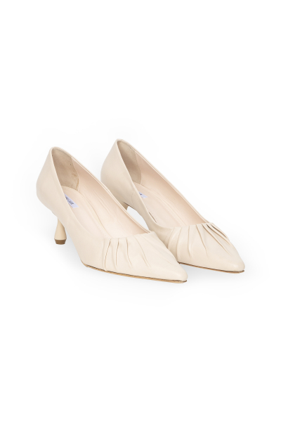 Beige low-heeled pumps