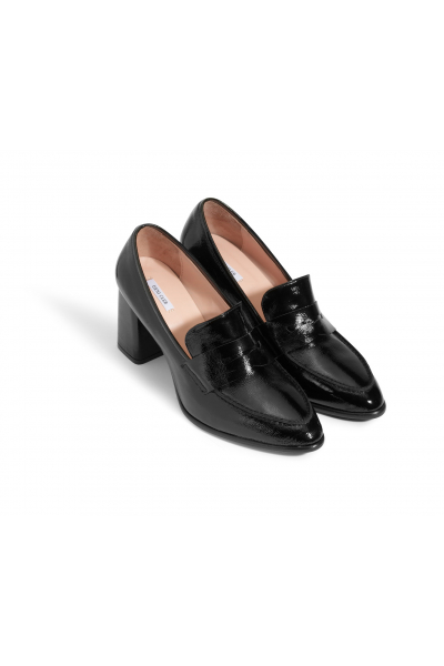Black shiny leather pumps 