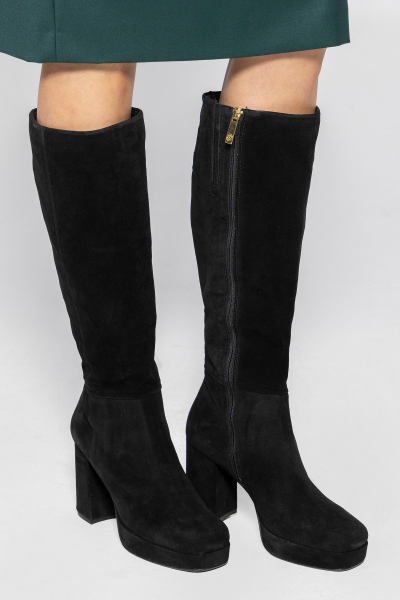 Suede boots with round toes