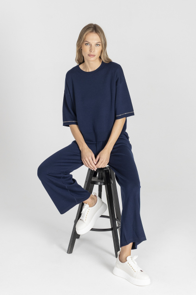 Navy blue 3/4 sleeve sweater made of thin wool