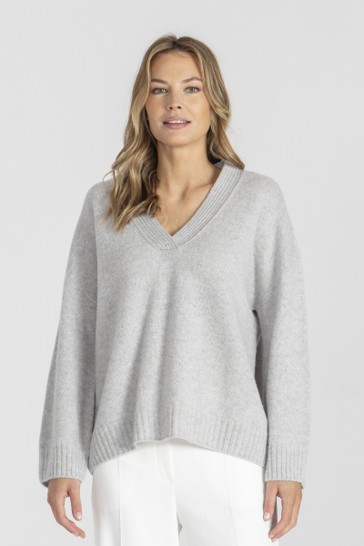 Szary luźny sweter z dekoltem V