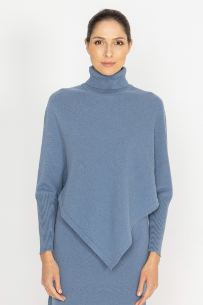 Himmelblauer Rollkragenpullover mit verlängertem Unterteil