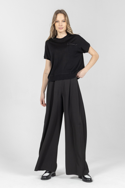 Czarny t-shirt w formie swetra