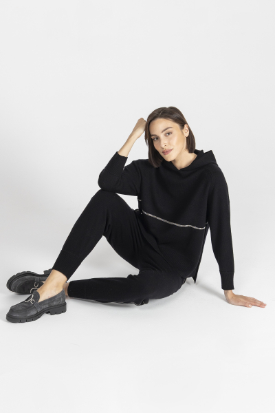 Czarna bluza z kapturem z wełny i kaszmiru