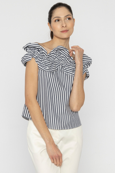 Biało-granatowy top z dekoltem ozdobionym falbanami