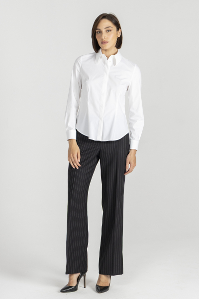 Biała koszula delikatnie dopasowana