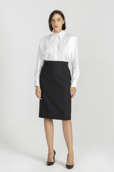 Biała elegancka koszula z zaznaczonymi ramionami