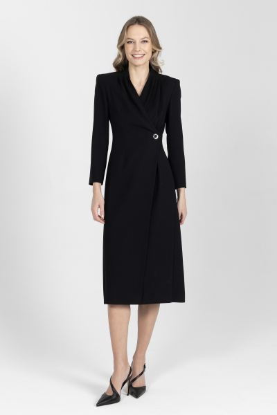 Czarna elegancka sukienka w konwencji płaszcza