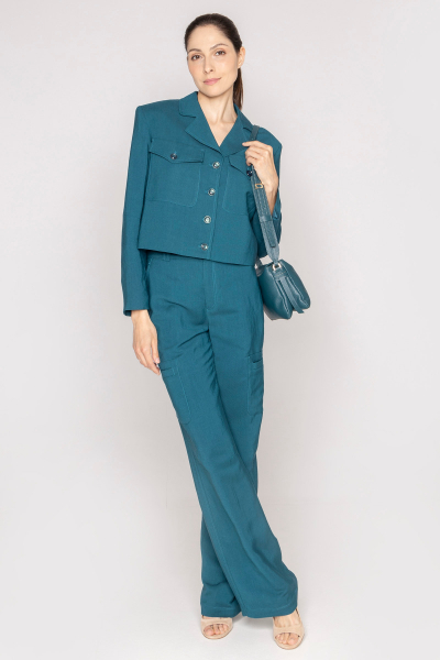 Kurzer grüner Blazer mit großen Taschen auf der Vorderseite