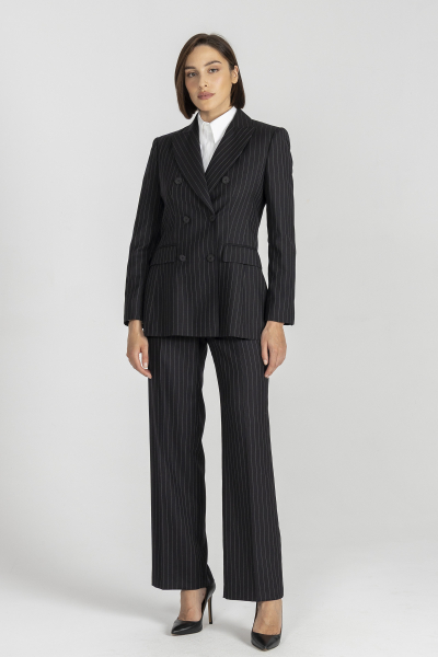 Czarna marynarka w białe prążki