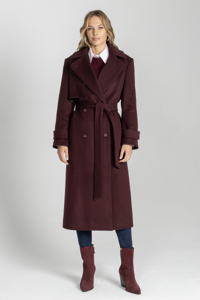 Płaszcz w kolorze burgundowym wiązany w pasie