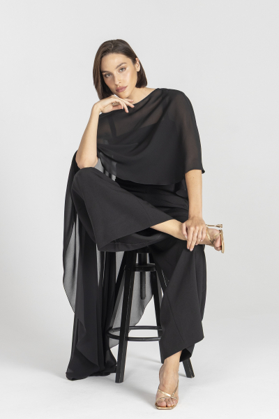 Czarny wieczorowy kombinezon z rozcięciami na rękawach