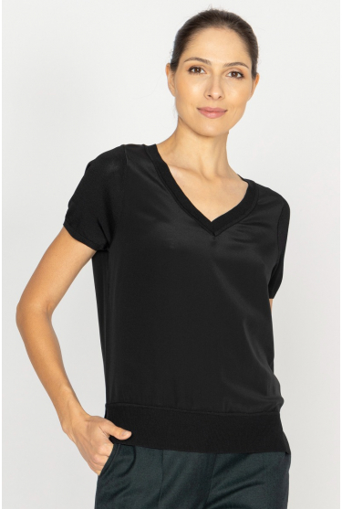  Black short-sleeved V-neck blouse