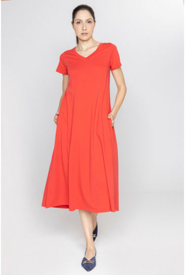 Czerwona letnia sukienka z dekoltem V