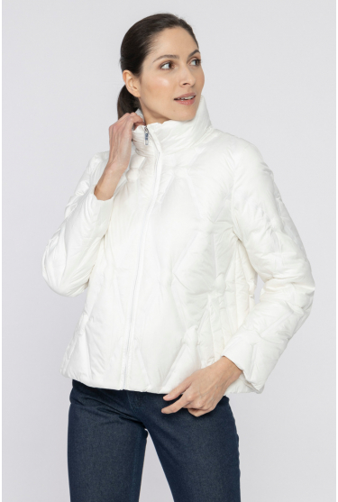 Biała nowoczesna kurtka pikowana