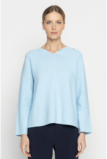 Niebieski sweter z kapturem