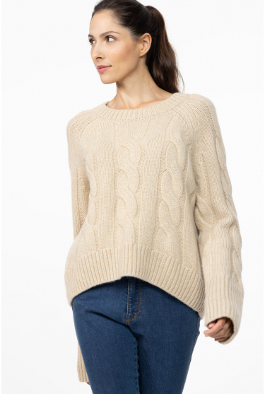 Beżowy sweter z warkoczowym splotem