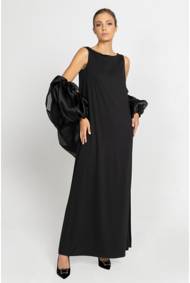 Czarna elegancka suknia z długim rozcięciem