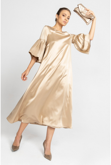 Elegancka złota suknia z jedwabiu