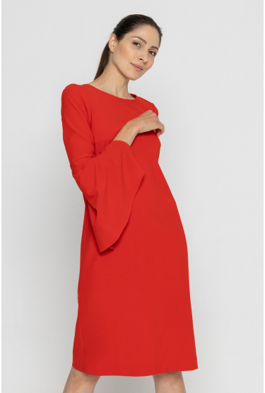 Elegancka czerwona sukienka z ozdobnym rozcięciem na rękawach