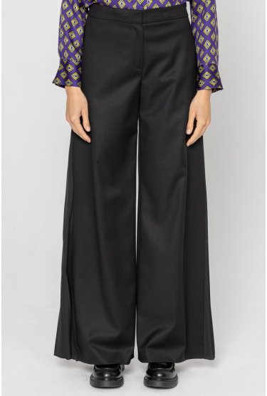 Elegant black trousers with a box pleat