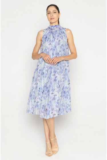 Lekka rozkloszowana sukienka z niebieskim drukiem