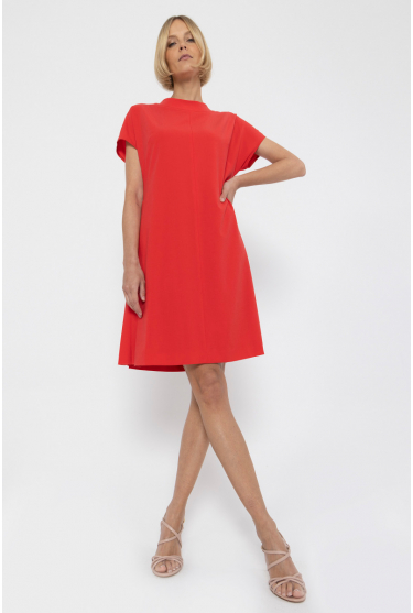 Czerwona sukienka z plisowaniem po bokach