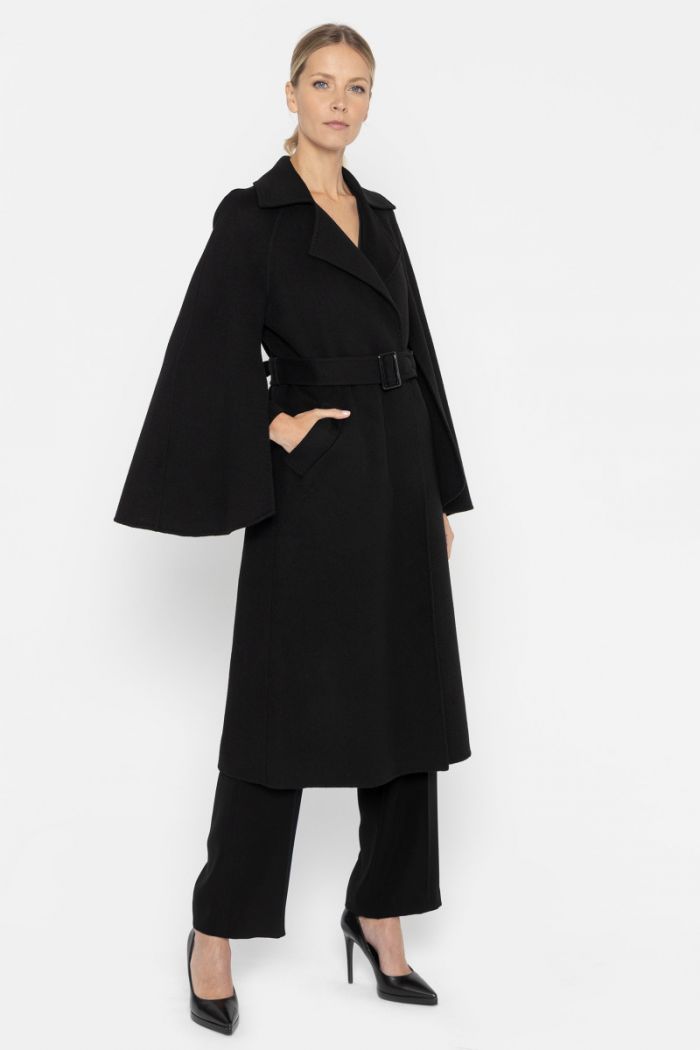Czarny klasyczny płaszcz z szerokimi rękawami 