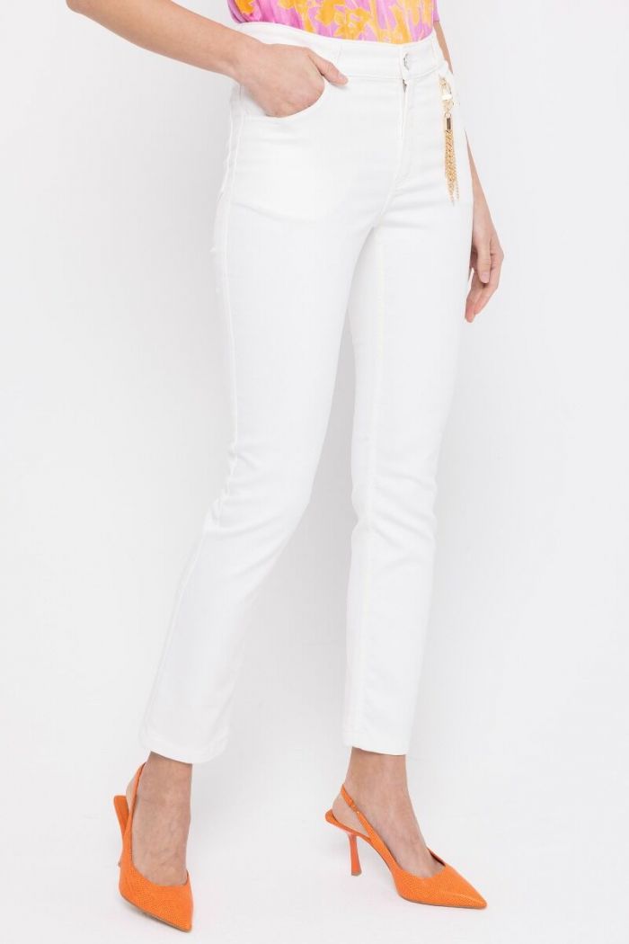 Białe jeansy 